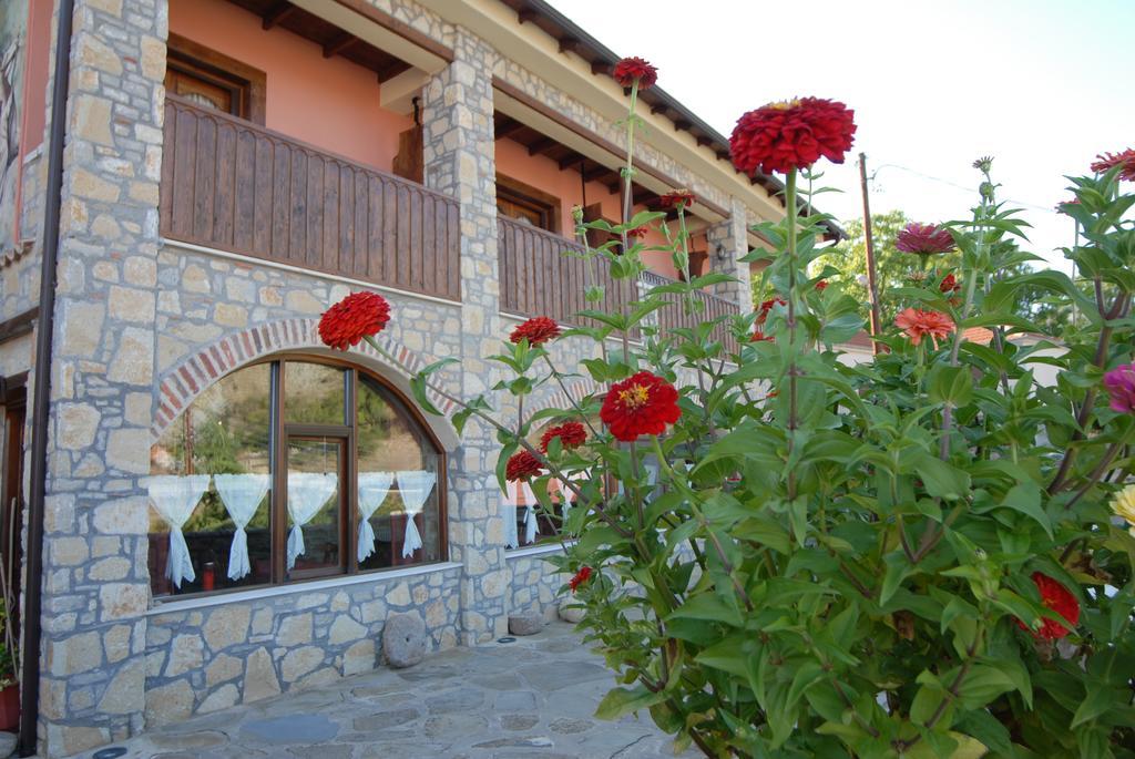 Guesthouse To Spiti Τou Gakou Nestorion Exterior photo
